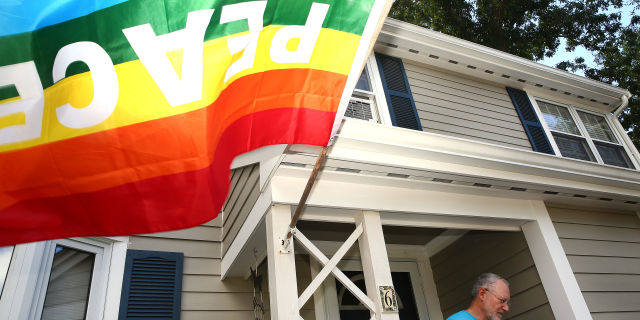 Les rompieron la bandera gay que tenían en su casa, la respuesta de sus vecinos fue increíble - Imagen 3