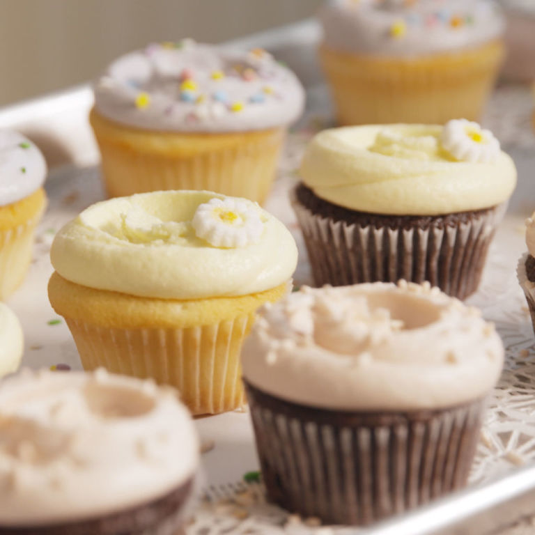 How to Do Magnolia Bakery's Signature Swirl Frosting