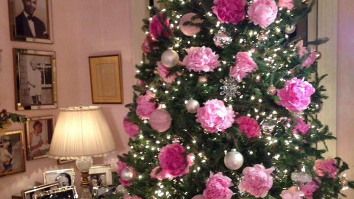 mariah carey decorates christmas tree with fresh roses mariah carey decorates christmas tree with fresh roses